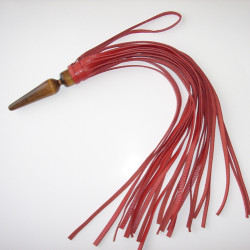 Красная кожная плеть "Комета" с рукоятью в виде анальной пробки - 60 см.